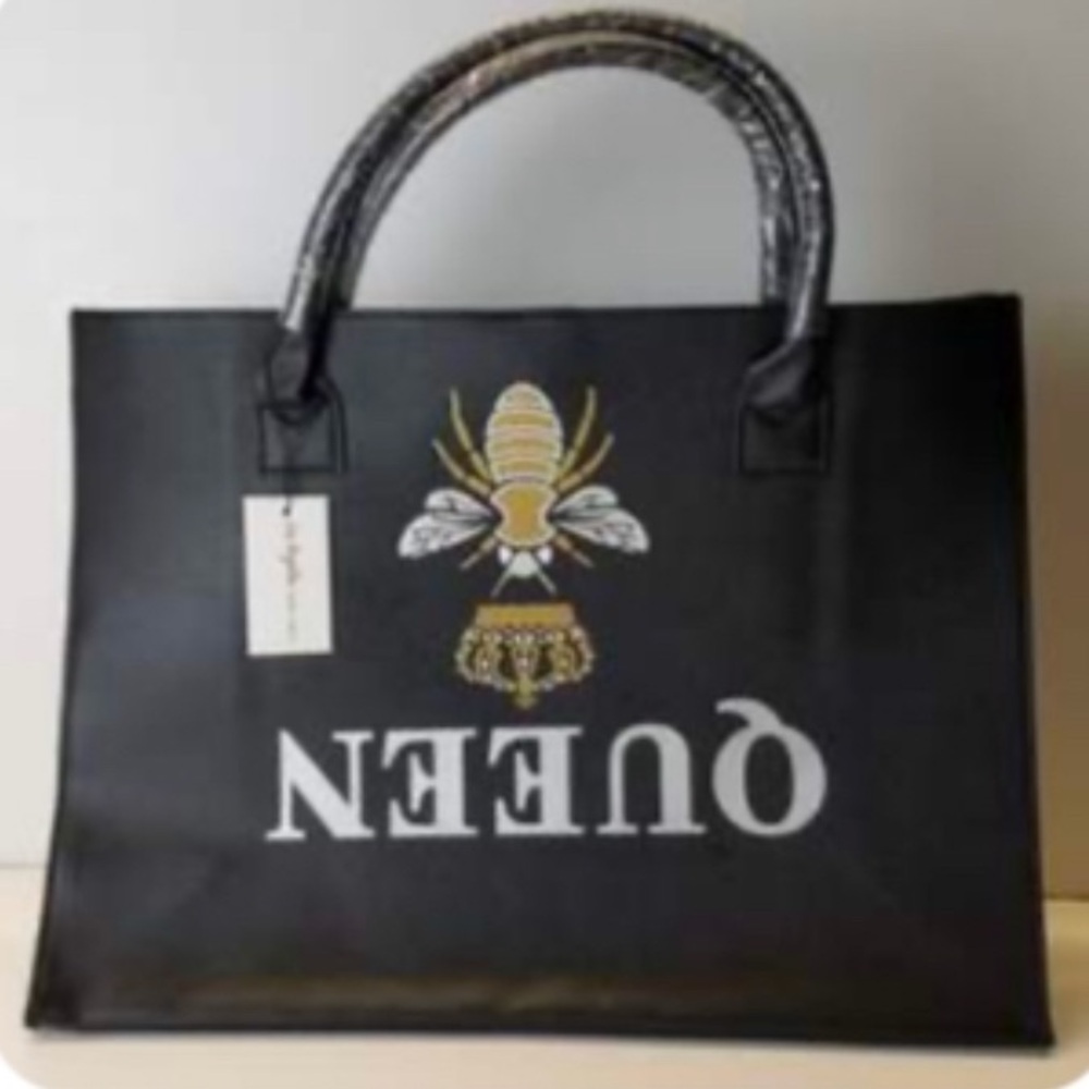 LA TRADING CO - MODERN USA
VEGAN TOTE - QUEEN B